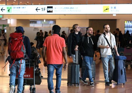 新型冠狀病毒邊境檢疫結束之際入境日本的人們＝2023年4月、東京・羽田機場
