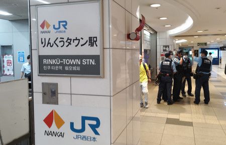 一名男子因在臨空城車站刺傷乘客而被捕＝23日、大阪府泉佐野市