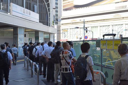 位在JR品川站前的計程車招呼站排隊人群＝24日上午、東京都港區