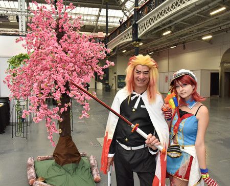「Hyper Japan Festival」活動中、打扮成高人氣漫畫《鬼滅之刃》中的托尼·摩爾（左）與女兒艾麗西亞＝21日、倫敦