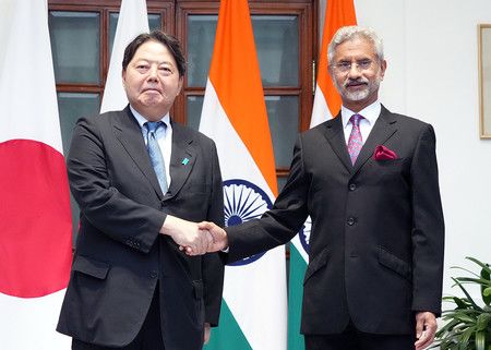與印度的外長蘇傑生（右）一起會談的外相林芳正＝27日下午、印度・新德里（外務省提供）