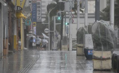 颱風卡努的接近下風雨增強、人煙稀少的國際通＝2日下午、那霸市