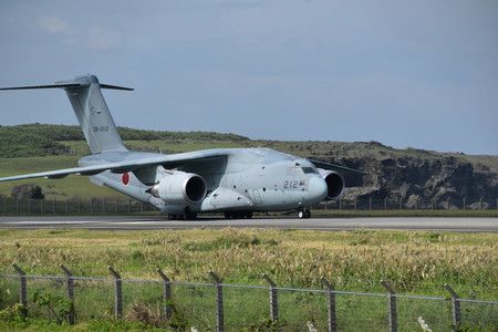 與那國機場著陸的航空自衛隊C2運輸機＝2022年11月、沖繩縣與那國町