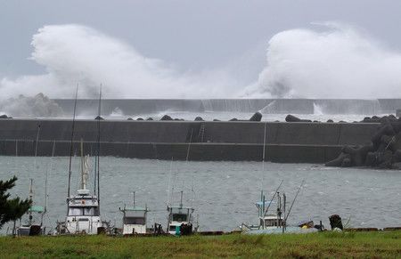 受到颱風蘭恩的影響下逐漸打上堤防的波浪＝14日下午、三重縣紀寶町