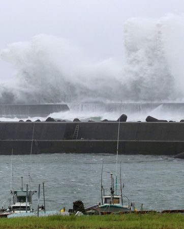 受到颱風蘭恩的影響下逐漸打上堤防的波浪＝14日下午、三重縣紀寶町