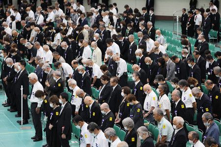 全國戰歿者追悼儀式上默禱的列席人士＝15日正午、東京都千代田區