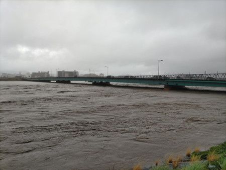 7號颱風蘭恩影響下持續溪水暴漲的千代川＝15日下午、鳥取市