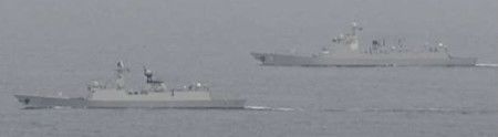 一艘中國海軍驅逐艦（右）和護衛艦在中俄海軍艦艇「聯合巡邏」期間通過沖繩本島和宮古島間。（防衛省統合幕僚監部提供）