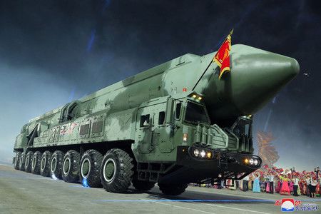 北韓閱兵式上亮相的新型洲際彈道飛彈（ICBM）「火星18」＝7月27日、平壤（朝鮮中央通信公開）（AFP時事）