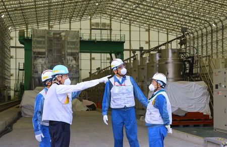 參觀東京電力公司福島第一核電廠的多核素去除系統（ALPS）的首相岸田文雄（左前）＝20日下午、福島縣（代表攝影）