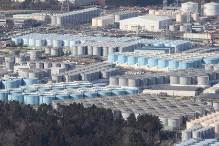 東京電力公司福島第一核電廠內排列整齊的儲存處理水的水槽＝2021年2月、福島縣（時事通信直升機包機內）