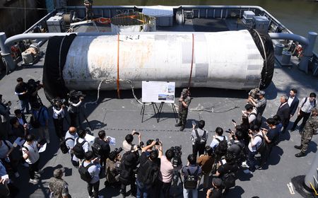 韓國軍方打撈上來的北韓火箭殘骸。該火箭5月時與「軍事偵察衛星」一同發射，但最後失敗＝6月16日（EPA時事）