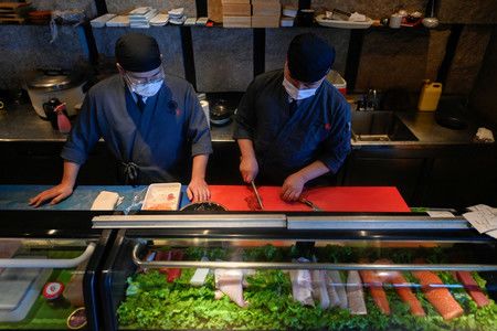在日本料理餐廳工作的師傅＝22日、北京（AFP時事）