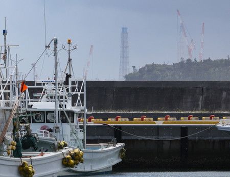 從請戶漁港可看見東京電力福島第一核電廠排氣筒＝23日上午、福島縣浪江町