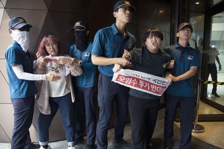 24日時企圖闖進首爾的日本大使館並遭到警察拘留的大學生們（EPA時事）