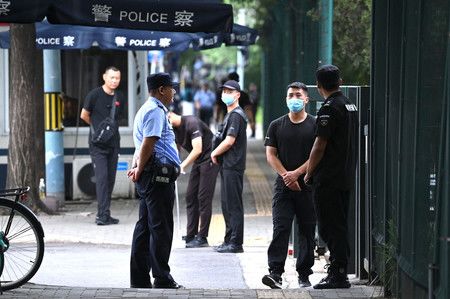 26日、在北京的日本大使館入口戒備的警官及治安人員（AFP時事）