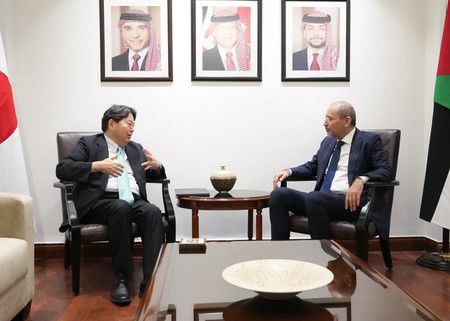 與約旦外交部長薩法迪（右）會談的外務大臣林芳正＝3日、安曼（外務省提供）