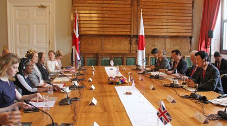 出席日英部長級對話的經濟產業大臣西村康稔（右前）等人＝6日、倫敦（代表攝影・時事）