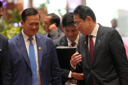 岸田文雄首相（右）與柬埔寨首相洪馬內交談＝7日、雅加達（AFP時事）