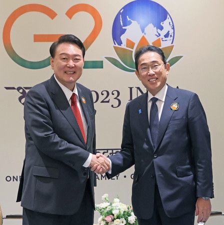 握手致意的首相岸田文雄（右）及韓國總統尹錫悅＝10日、新德里（内閣廣報室提供・時事）