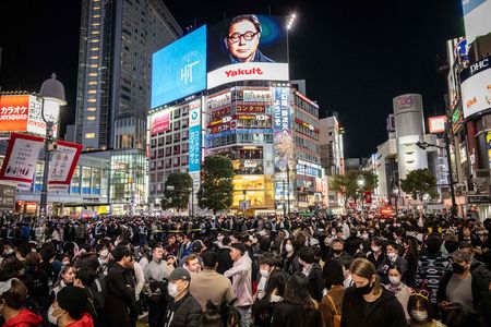 萬聖節的當天、前往澀谷站周遭慶祝的年輕人＝2022年10月31日夜、東京都澀谷區（AFP時事）