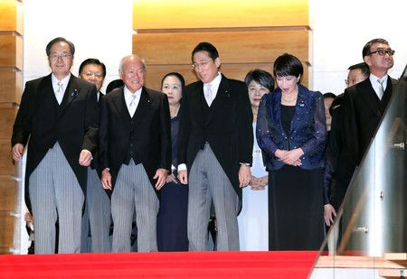 以笑容走向記念照拍攝現場的首相岸田文雄（中央）＝13日下午、首相官邸