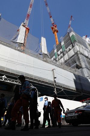 鋼架倒塌的建築工地現場＝19日上午10時30分、東京・日本橋