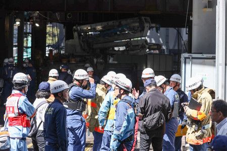 在鋼架倒塌的建築工地現場活動的消防隊員們＝19日上午10時31分、東京・日本橋