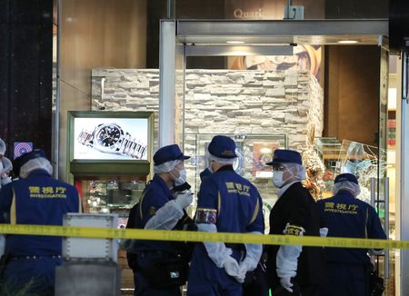 發生搶劫事件的東京銀座內的高級鐘表店，警視廳搜查人員當時正對其偵蒐＝5月8日、東京都中央區