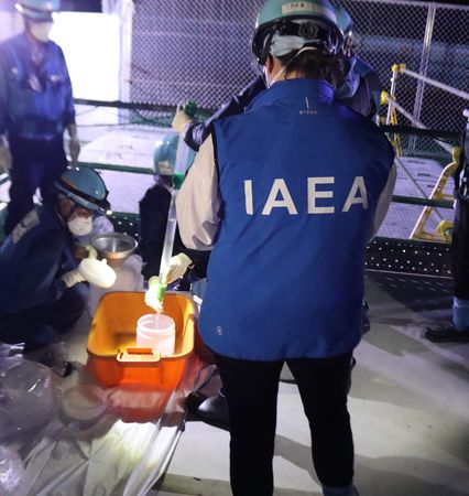 國際原子能總署 （IAEA）工作人員目睹對福島第一核電廠排放到海洋的處理水進行取樣狀況＝8月22日（東京電力提供）（AFP時事）