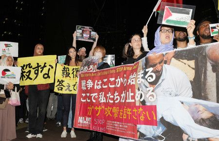 人們在美國大使館附近抗議美國對以色列的援助＝18日下午、東京都港區