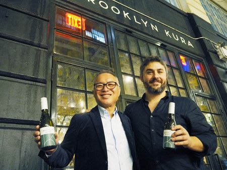 八海醸造社長南雲二郎（左）與布魯克林庫拉總裁布萊恩・波倫＝20日、美國紐約