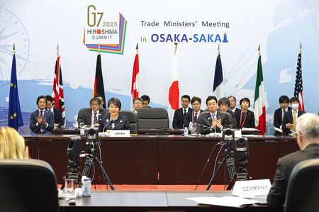 經濟產業大臣西村康稔（中右）、外相上川陽子（同左）等出席G7貿易部長會議閉幕會＝29日下午、大阪市北區