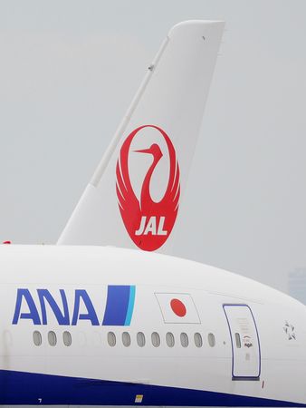 全日空（ANA，前面）和日本航空 （JAL）標誌＝東京・羽田機場