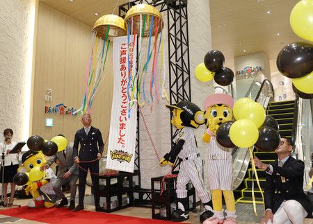 阪神百貨「日本一紀念特賣」前的彩球打破活動的場景＝6日上午、大阪市北區