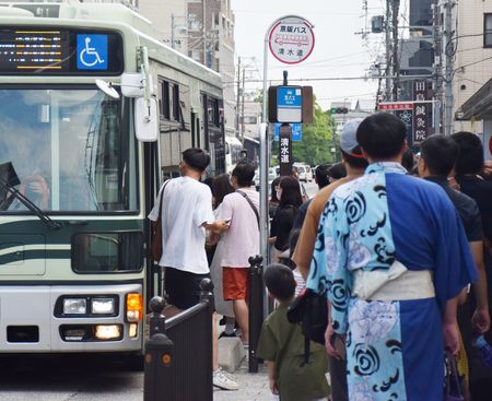 人們排隊上巴士＝7月18日、京都市東山區