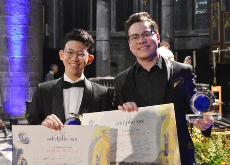 阿道夫薩克斯風國際比賽得獎者平井亘（左）和五十嵐健太11日在比利時迪南合影。