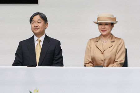 天皇和皇后兩陛下出席紀念COSMOS國際獎30週年的研討會＝14日下午、東京都澀谷區聯合國大學