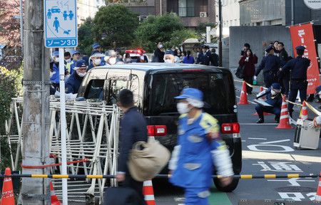 一輛汽車撞上駐日以色列大使館附近的車輛護欄＝16日中午12點半、東京都千代田區