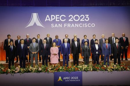 出席亞太經合組織（APEC）峰會的各國領袖。 日本首相岸田文雄位於前排最左邊，美國總統拜登位於左起第六位＝16日、美國舊金山（EPA時事）