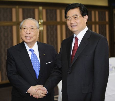 時任中國國家主席胡錦濤（左）在會面前與創價學會名譽會長池田大作（左）握手＝2008年5月、東京都内飯店