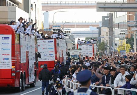 歐力士猛牛的勝利遊行鐘，球迷向球員們揮手＝23日下午、神戶市