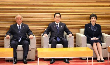 日本首相岸田文雄（中）等出席內閣會議＝24日上午、首相官邸