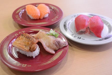 壽司郎在印尼的首家分店推薦的握壽司。 左邊的盤子是脆皮雞（左）和牛肉鹽小排。 右邊是生鮪魚，後面是生鮭魚＝24日、雅加達