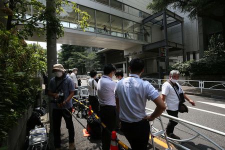首相安倍晉三在接受檢查時，聚集在醫院外頭等候的媒體（17日午後、東京信濃町）