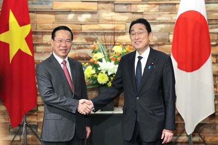 日本首相岸田文雄（右）與越南國家主席​​武文賞在會面前握手＝27日下午、首相官邸