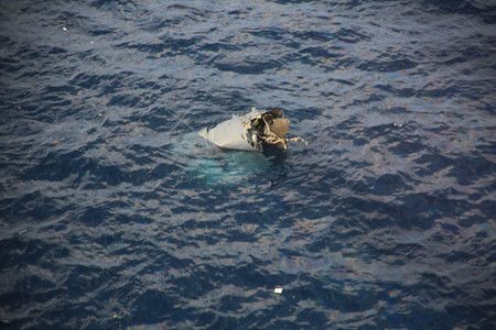 屋久島海岸墜毀的魚鷹機遺骸＝29日上午（第10管區海上保安本部提供）
