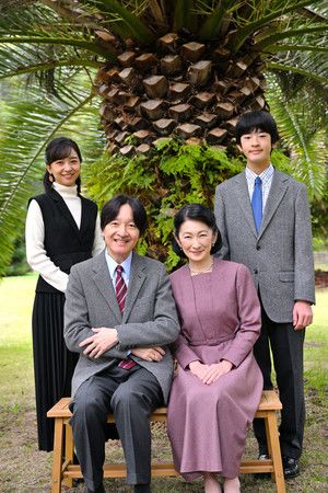 秋篠宮親王在58歲生日前夕與家人在花園裡的一棵棕櫚樹前合影=18日、東京都港區秋篠宮邸(宮内廳提供)
