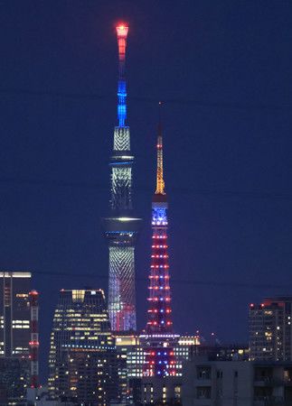 距離2025年大阪關西世博開幕還有500天，東京鐵塔（右）和東京晴空塔特別亮燈＝30日下午、川崎市