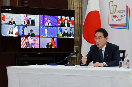 以電視方式出席G7領袖會議的首相岸田文雄＝6日下午、首相公邸（内閣廣報室提供）